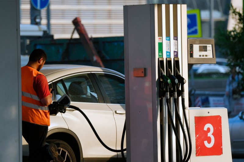 Эксперты назвали меры, которые помогут сдержать цены на бензин 